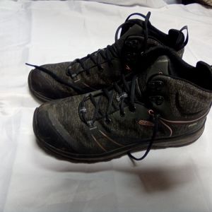 Keen hiking boots size 9